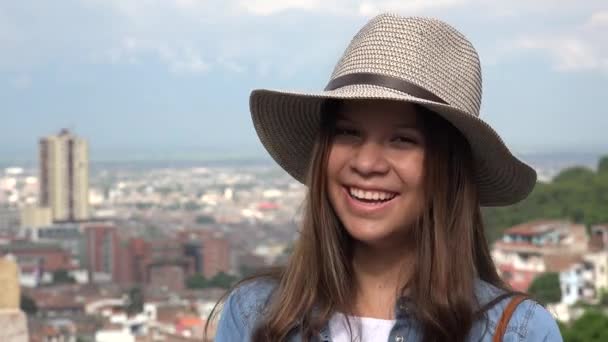 Tiener meisje met plezier dragen van hoed lachen — Stockvideo