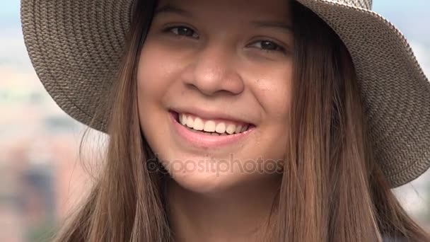 Bastante adolescente chica sonriendo y soplando un beso — Vídeos de Stock