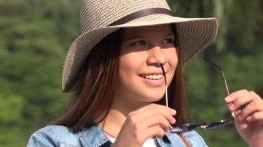 Güneşli güneş gözlüklü genç kız