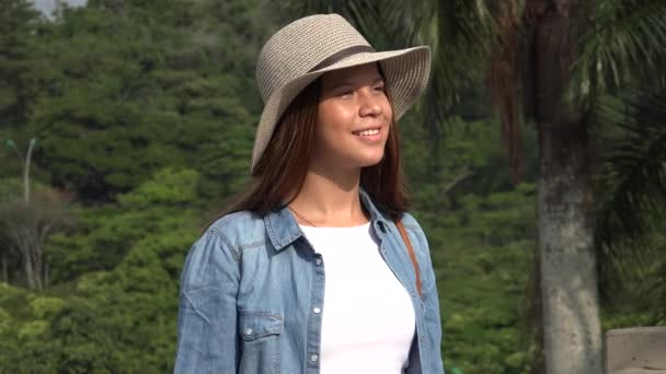 Підлітка дівчина з сонцезахисні окуляри на сонячний день — стокове відео