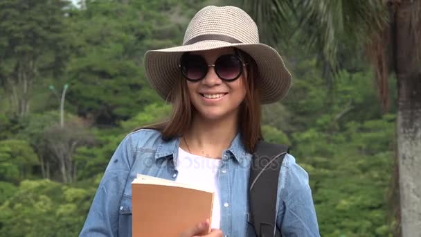 Estudiante femenina con gafas de sol — Vídeo de stock