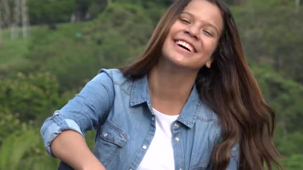 Divertido e feliz adolescente menina rindo — Vídeo de Stock