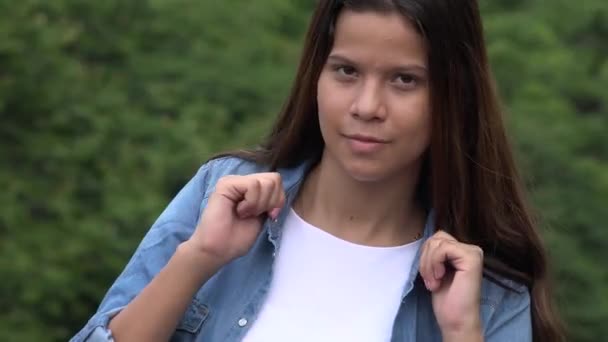 Selbstbewusstes weibliches Teenie-Modell posiert — Stockvideo