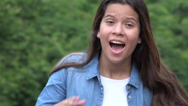 Tiener meisje maken Baby gezichten — Stockvideo