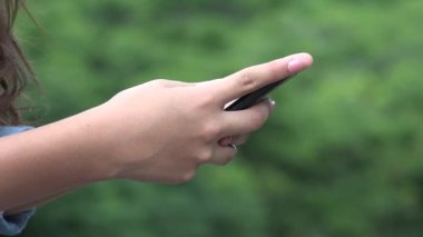 Acımak telefon ya da mesaj kullanan kız