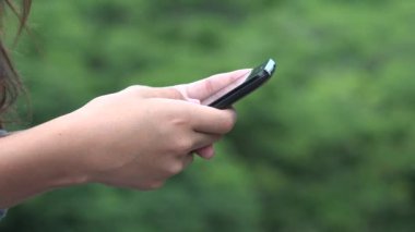 Akıllı telefon teknolojisi kullanan kız