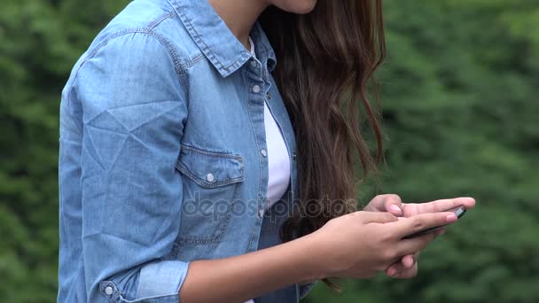 Mädchen per SMS oder Smartphone — Stockvideo