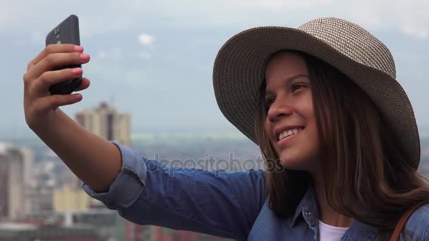 Adolescente menina tomando selfies — Vídeo de Stock