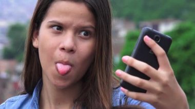 Çok genç kız Selfies için poz