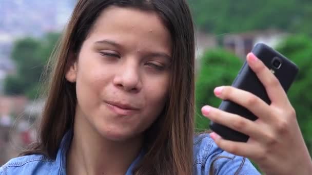 Tonta tonta chica haciendo caras graciosas y tomando selfies — Vídeos de Stock