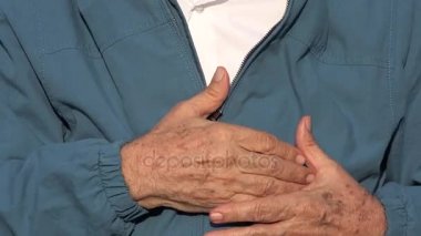 İhtiyar bir adamın göğüs ağrıları