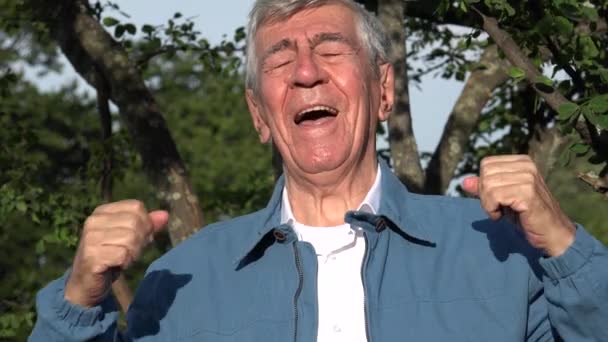 Feliz hombre viejo emocionado al aire libre — Vídeo de stock