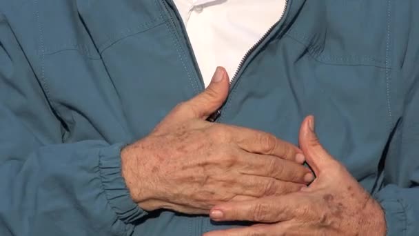 Hombre de edad avanzada Dolores en el pecho — Vídeos de Stock