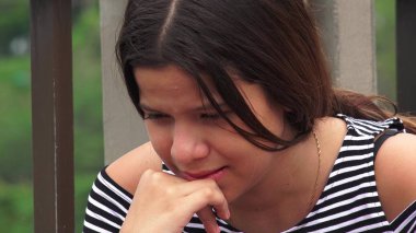 İstismar kurbanları ya da genç kız ağlıyor