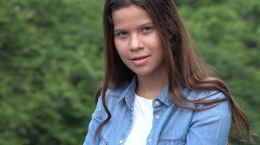 Kendine güvenen genç kadın Model poz