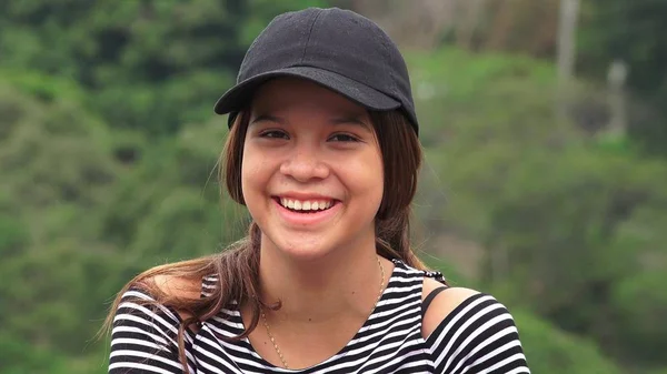 Muito adolescente menina sorrindo — Fotografia de Stock