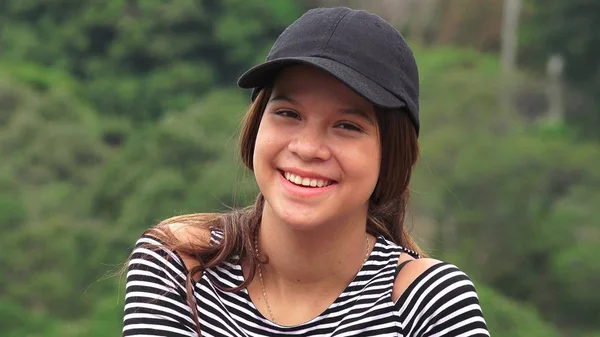 Muito adolescente menina sorrindo — Fotografia de Stock