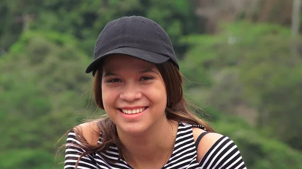 Menina adolescente feliz rindo e sorrindo — Fotografia de Stock