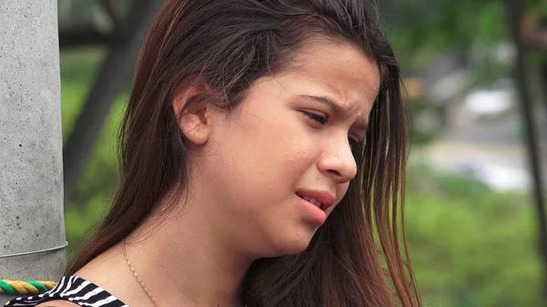 Sårad och tårfylld kvinnliga tonåring — Stockfoto