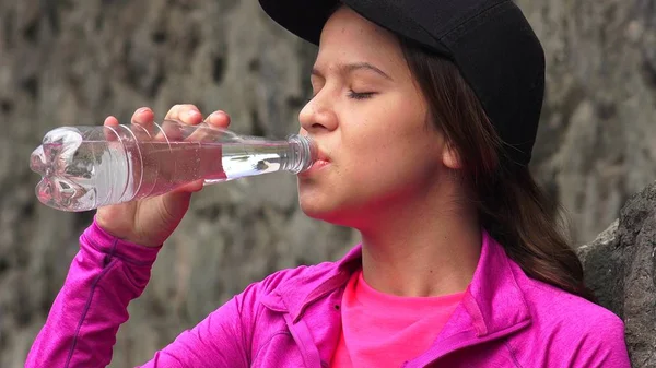 女青年喝瓶装的水 — 图库照片