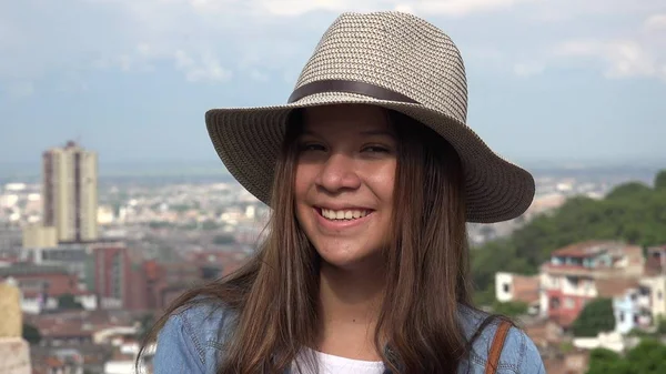 Sorridente femmina giovanissima indossare cappello — Foto Stock