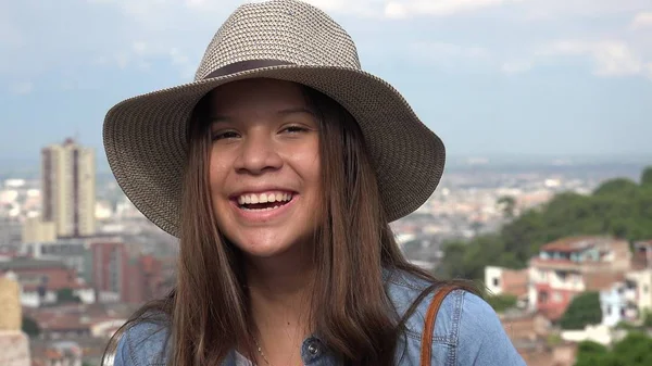 Γελώντας Έφηβος Κορίτσι Διασκεδάζοντας Φοράει Καπέλο — Φωτογραφία Αρχείου