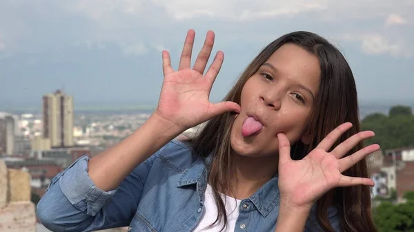 Tonta Adolescente Chica Hacer Divertido Caras —  Fotos de Stock