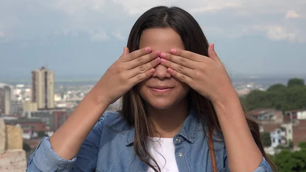 Tiener meisje voor haar ogen — Stockfoto