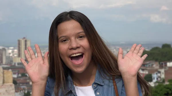 Dummes Teenie-Mädchen macht lustige Gesichter — Stockfoto