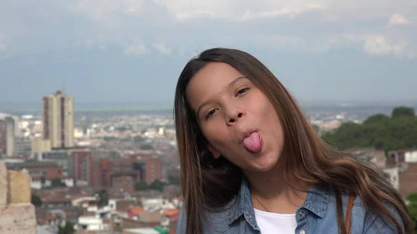 Menina Adolescente Tola Fazendo Caras Engraçadas — Fotografia de Stock