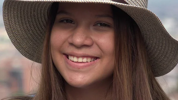 Όμορφο Πρόσωπο Έφηβος Κορίτσι Χαμογελά — Φωτογραφία Αρχείου