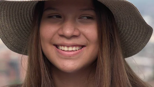 Bastante Adolescente Chica Sonriendo — Foto de Stock