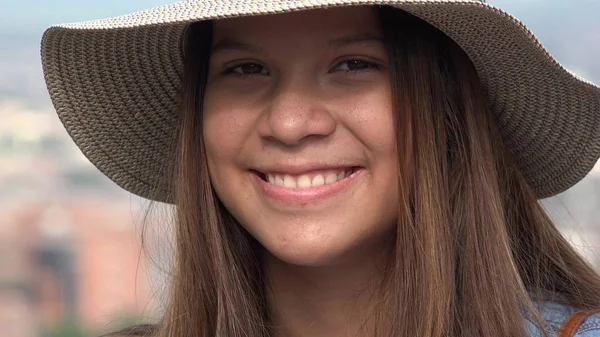 Улыбающаяся Девочка Подросток Латиноамериканского Происхождения — стоковое фото