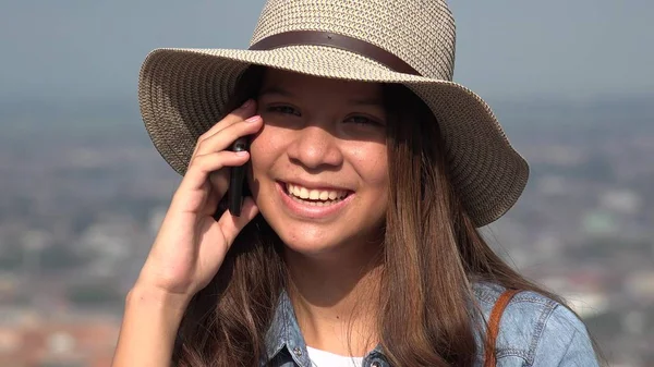 Счастливая девочка, говорящая по телефону — стоковое фото