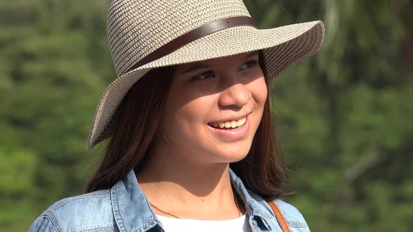 Sonriente adolescente chica con sombrero — Foto de Stock