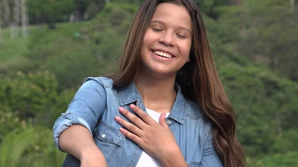 Menina adolescente com mão sobre coração — Fotografia de Stock
