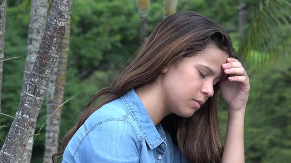 Triste adolescente chica o deprimido persona — Foto de Stock