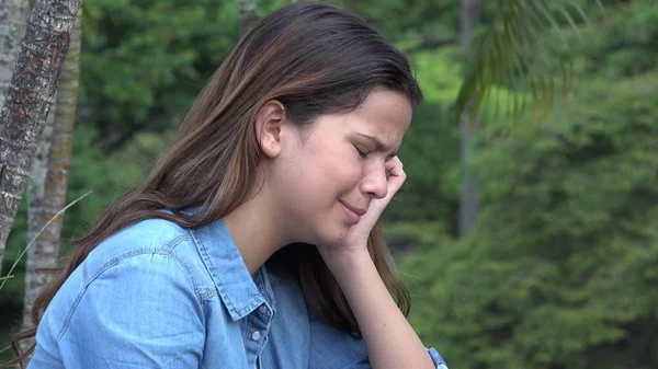 Hispanique adolescent fille pleurer avec douleur émotionnelle — Photo