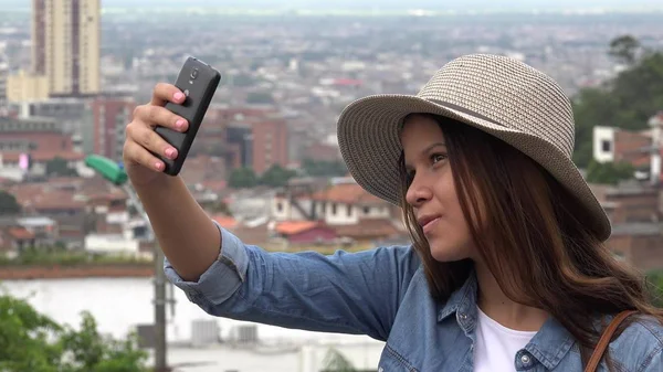 Adolescente chica tomando selfies —  Fotos de Stock