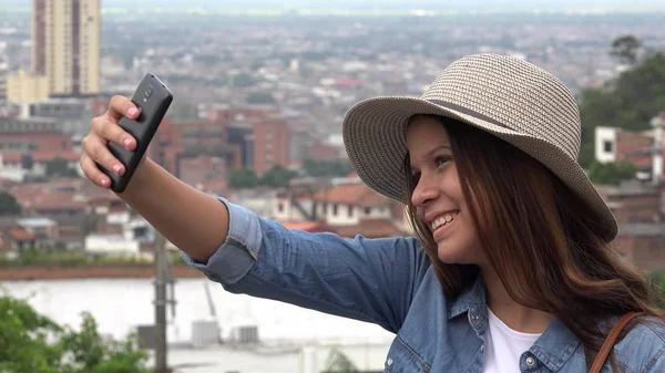 Adolescente chica tomando selfies —  Fotos de Stock