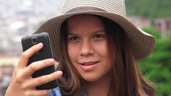 Selfy alarak oldukça genç kız — Stok fotoğraf
