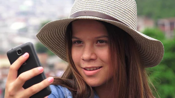 Mooie tiener meisje dat neemt Selfy — Stockfoto