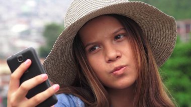 Selfy alarak oldukça genç kız