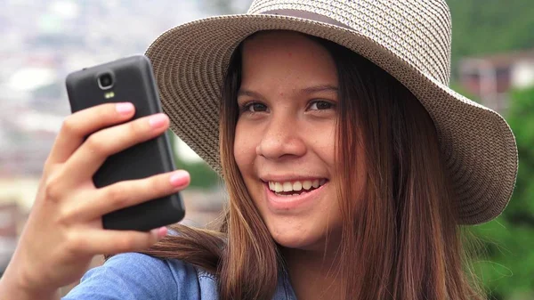 Bastante hembra adolescente tomando selfy — Foto de Stock