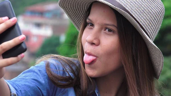 Adolescente Chica Haciendo Goofy Divertido Caras Para Selfy — Foto de Stock