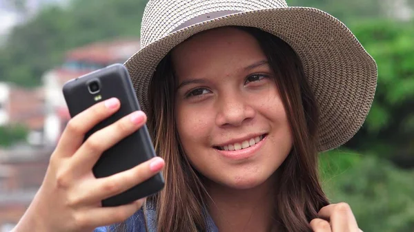 Adorable adolescente chica haciendo selfies — Foto de Stock