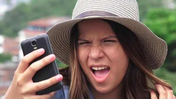 Adorable adolescente chica haciendo selfies y divertido caras —  Fotos de Stock