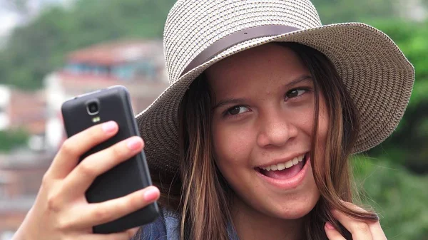 Adorable adolescente chica haciendo selfies y divertido caras — Foto de Stock