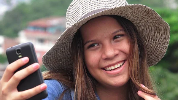 Adorable adolescente chica haciendo selfies — Foto de Stock