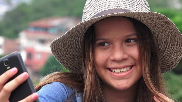 Adorable adolescente chica haciendo selfies — Foto de Stock